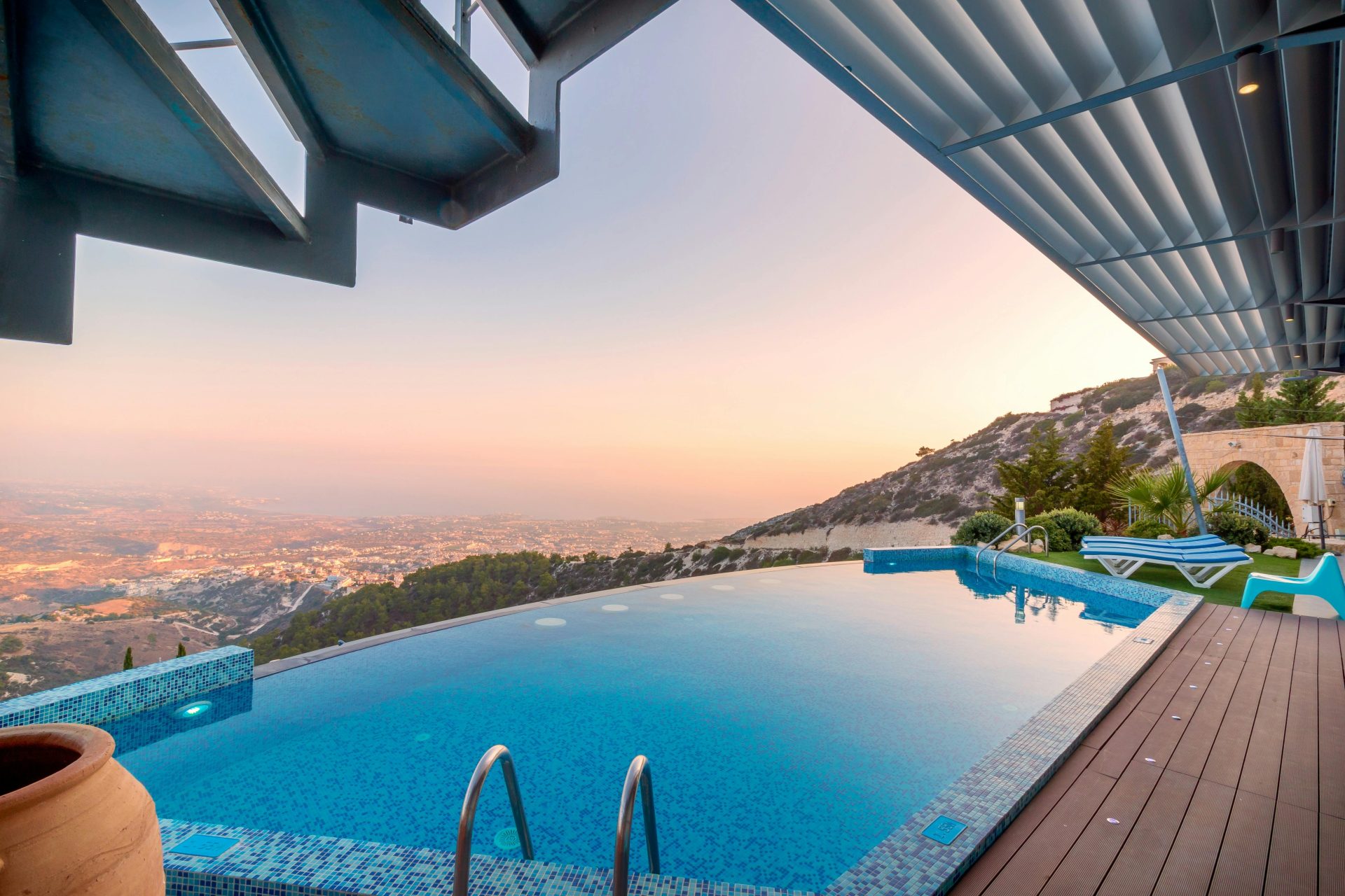 Piscina infinita con impresionantes vistas a la montaña y a la ciudad, perfecta para una escapada tropical de lujo.
